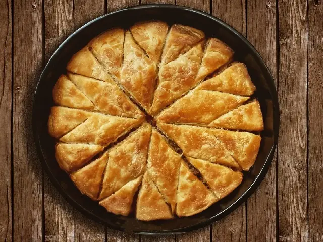 Arnavut böreği nasıl yapılır? Arnavut böreği tarifi ile yapımı ve hazırlanışı için malzeme listesi sayfamızda paylaşılmıştır.